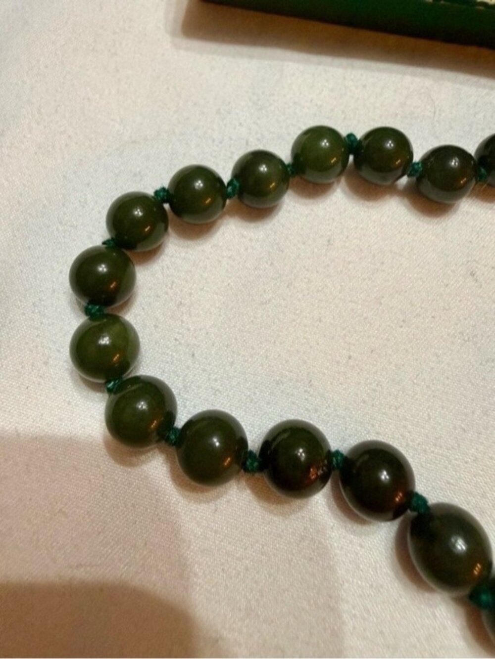 Vintage B.C. Nephrite Jade Knotted Necklace - Cariboo Jade Shoppe (20") - Picture 3 of 8